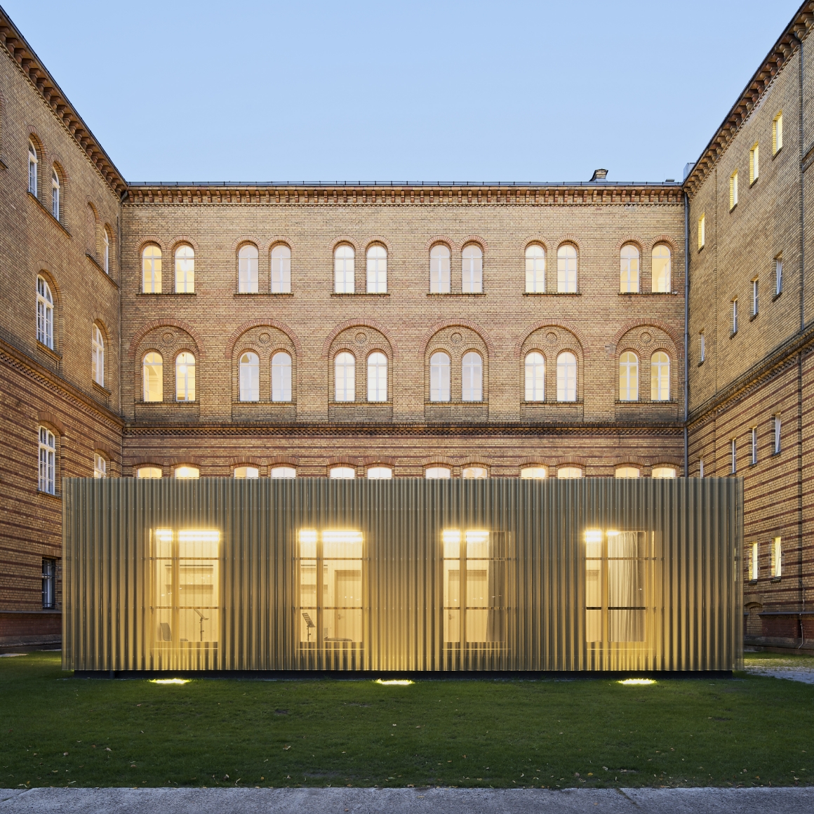 Beleuchtung Öffentlicher Raum Universität Künste Berlin LED Leuchten Luxsystem von Hadler