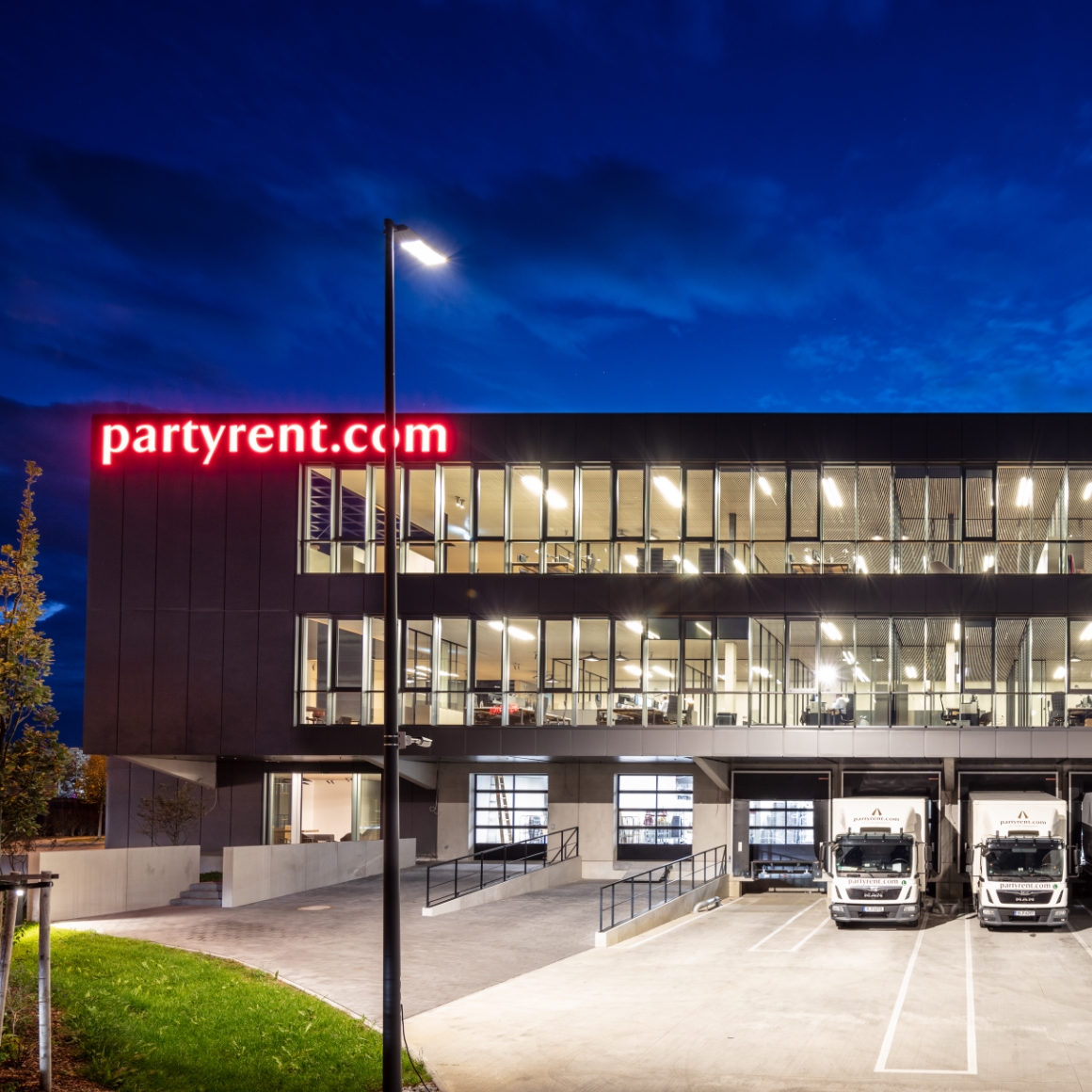 Bürobeleuchtung Party Rent München LED Leuchten Luxsystem von Hadler
