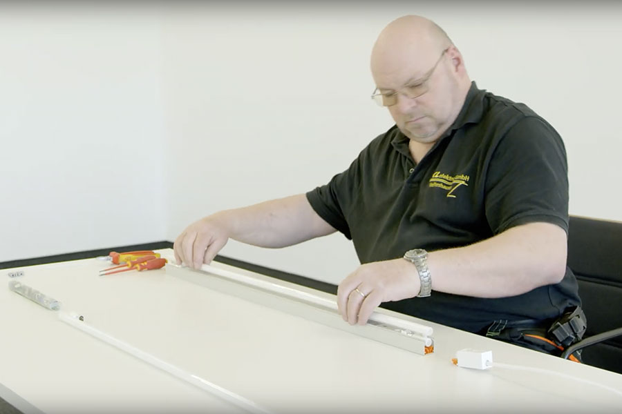 Leuchtstoffröhre umrüsten mit HADLER T8 LED Schritt 1